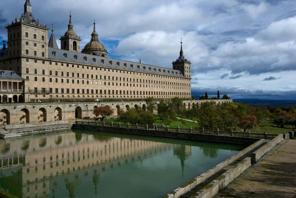 Monasterio de El Escorial, uno de los lugares para visitar en España con historia y arquitectura impresionante