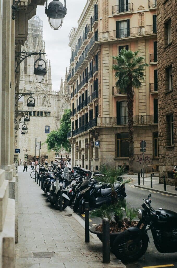 Calles del Barrio Gótico de Barcelona, uno de los lugares para visitar en España con encanto histórico y arquitectura única