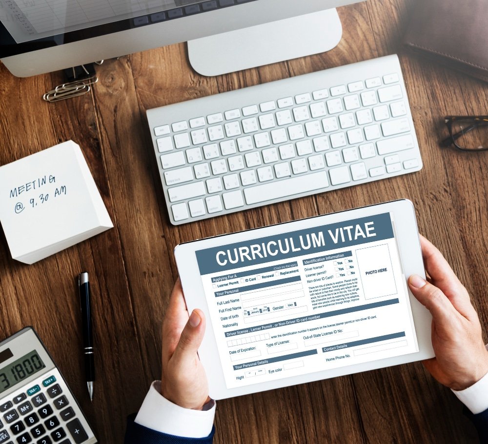Imagen mostrando un curriculum vitae en una tablet, con ejemplos de secciones clave como información personal, experiencia y educación, ideal para aprender cómo se hace un curriculum.