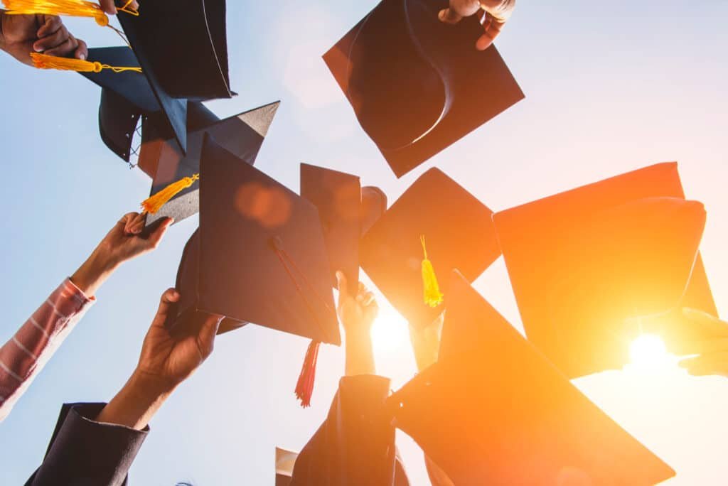 Estudiantes universitarios estudiando al aire libre mientras se preparan para las mejores carreras para estudiar en España.