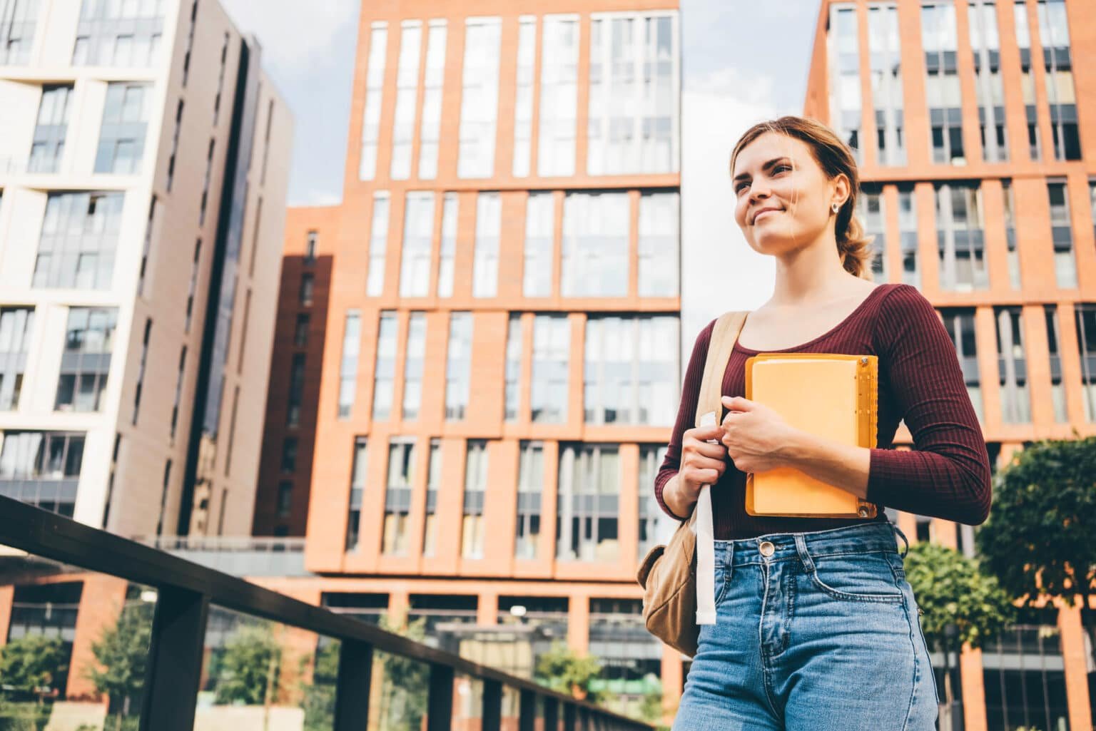 Estudiante universitaria caminando segura por el campus tras elegir una de las mejores carreras para estudiar en España.