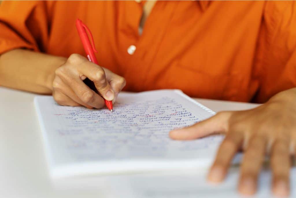 Persona preparándose para el examen DELE A2