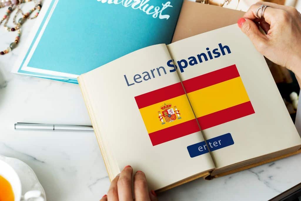 Libro relacionado con el examen DELE A2 para obtener la nacionalidad española