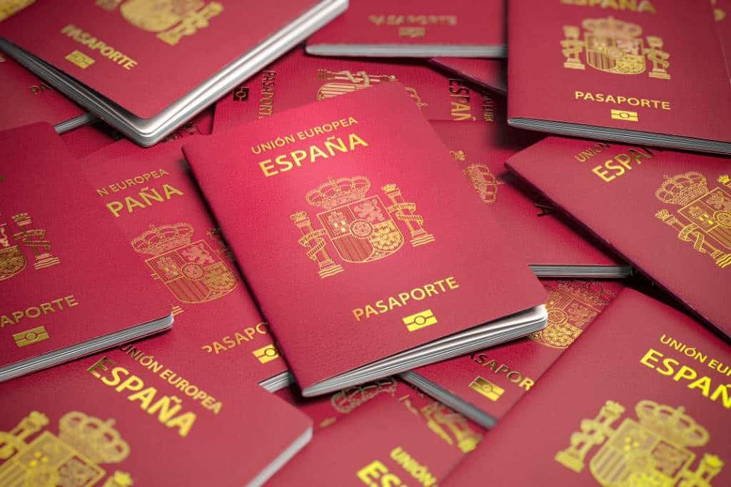 Pasaportes españoles agrupados, usados para trámites del certificado de concordancia y cambios de NIE a DNI.