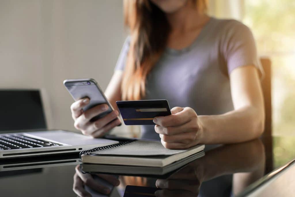 Mujer gestionando su cuenta bancaria para extranjeros en España desde el móvil