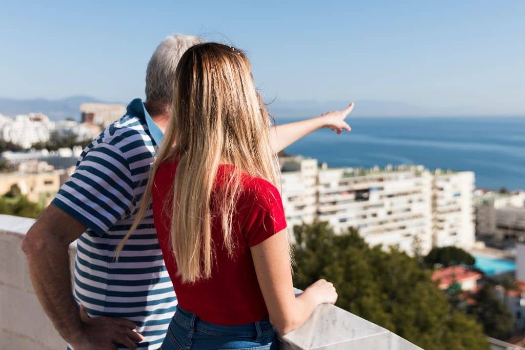 Personas observando el mar desde un mirador en una de las mejores ciudades para vivir en España