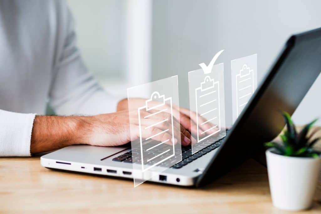 Trámite online con portátil: checklist de requisitos para renovar el NIE en España.