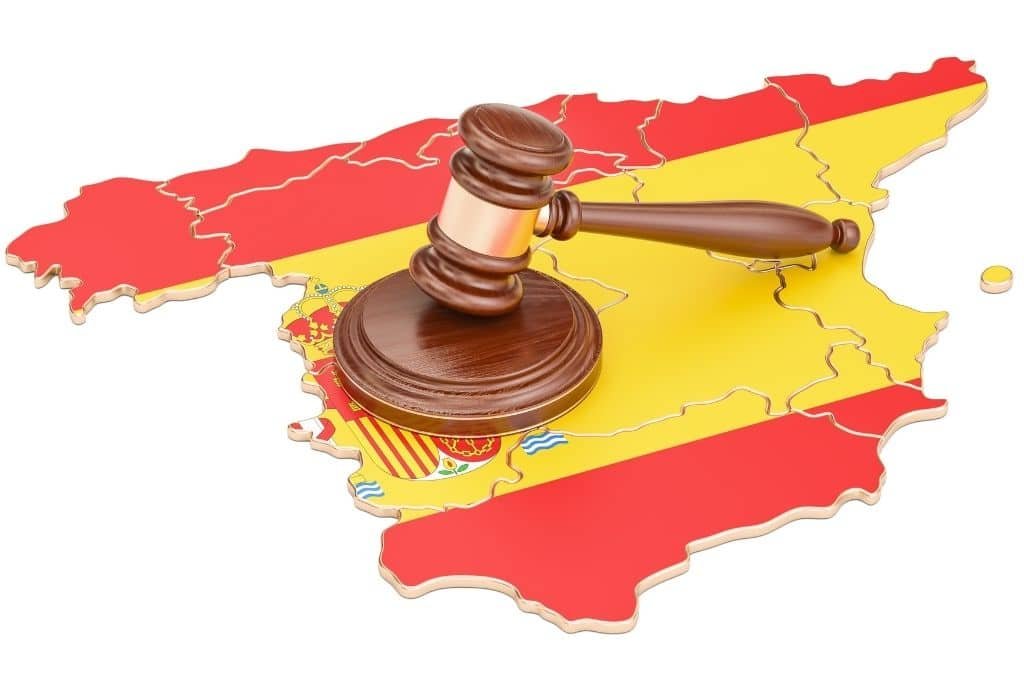 Mapa de España con mazo de juez representando los tipos de arraigo en España